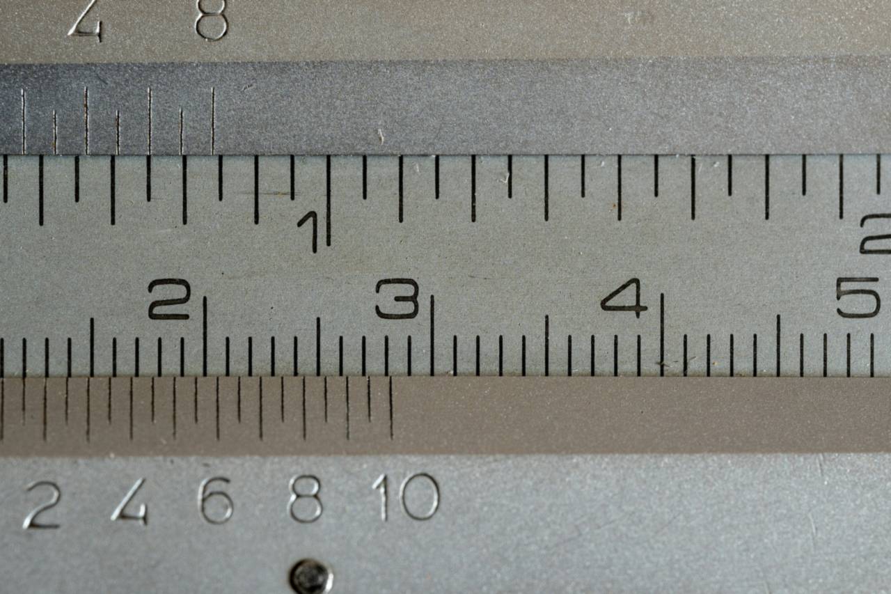 Nahaufnahme eines Maßstabs mit Millimetereinteilung