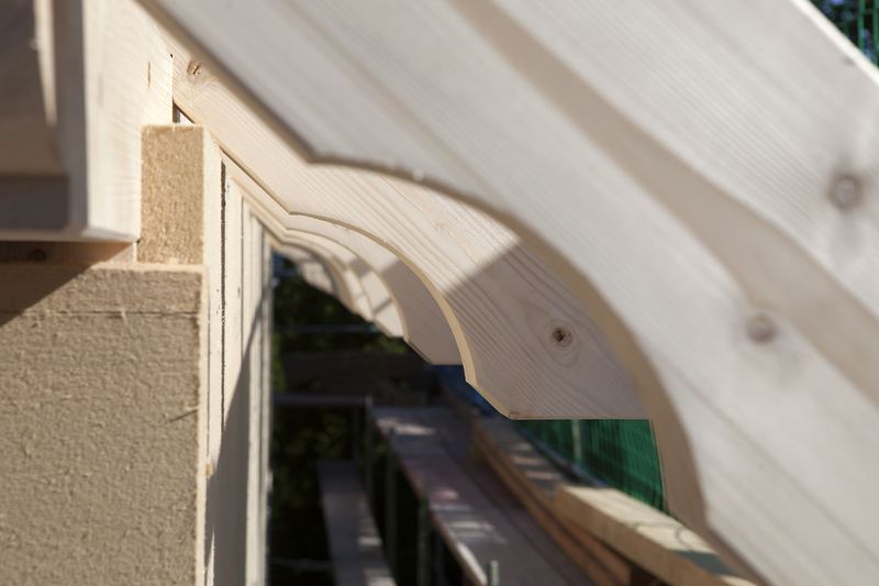 Detail einer Holzkonstruktion an einem Neubau